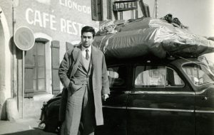 Antoni Tàpies a Saulieu, camí de París, abril del 1957. Arxiu personal d'Antoni Tàpies.