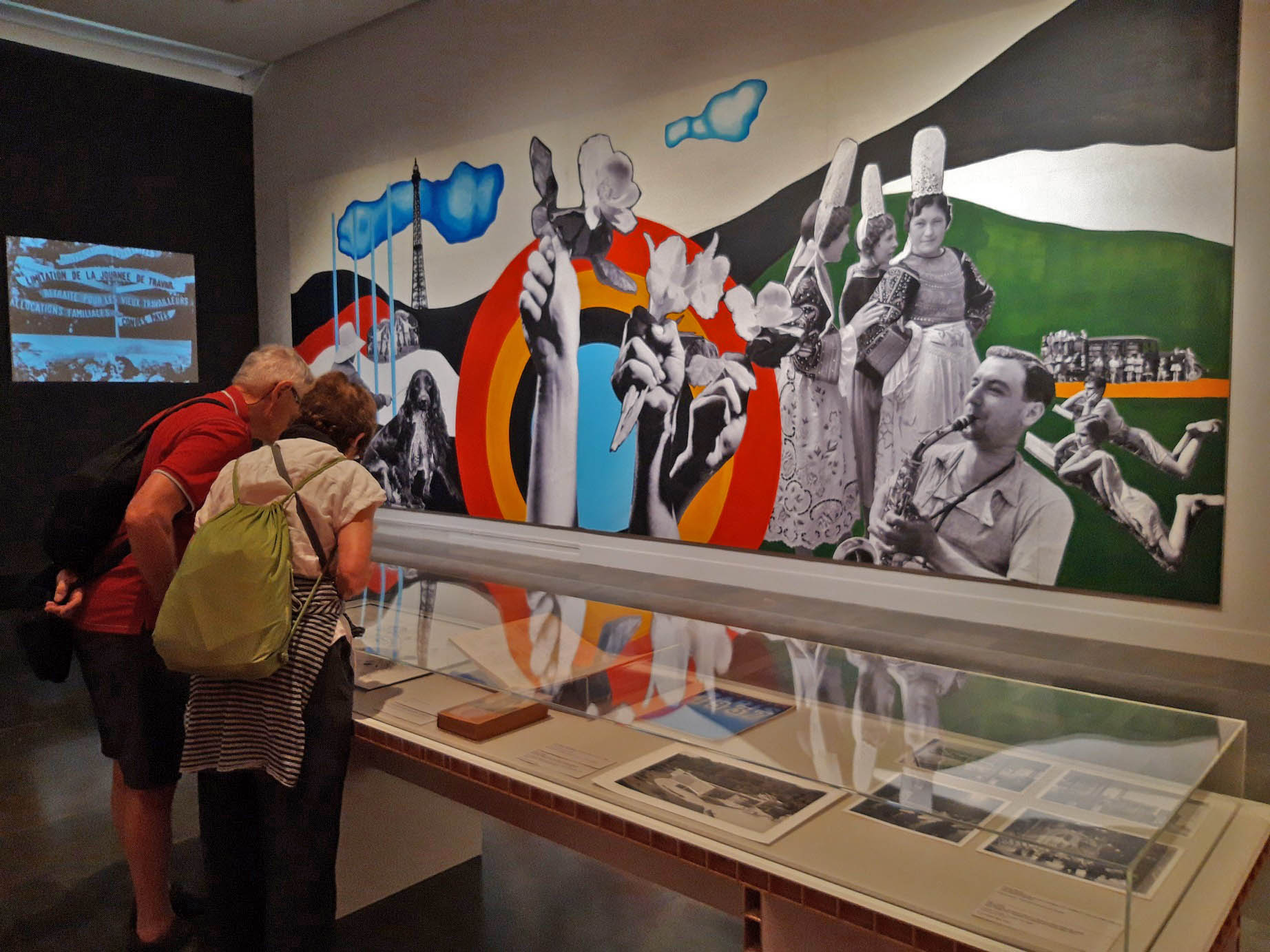 El mural collage Joies essentielles, plaisirs nouveaux, fet per a l'Exposició Internacional de París del 1937