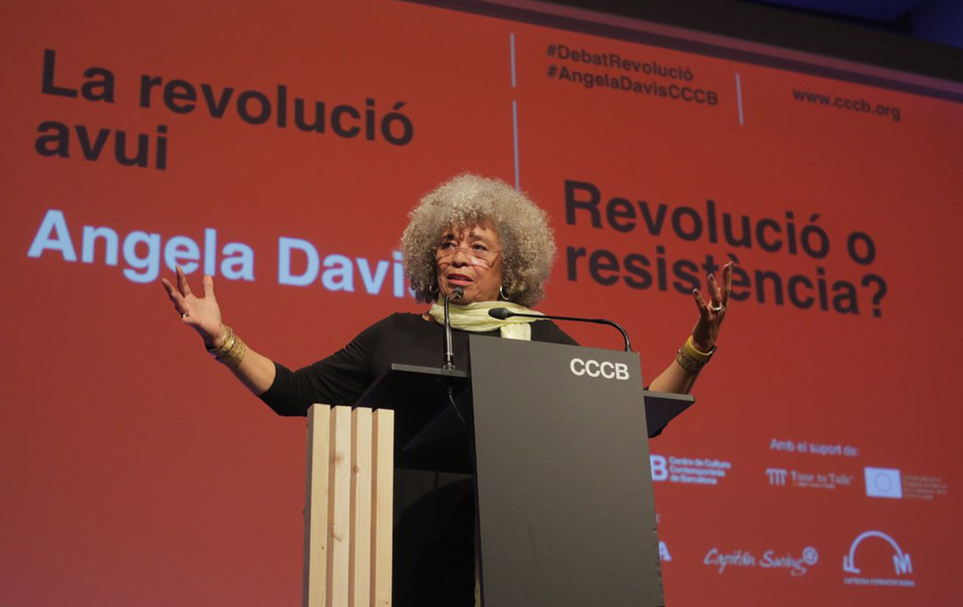 Angela Davis en la seva presentació de llibre La revolució Avui al CCCB. Foto: CCCB