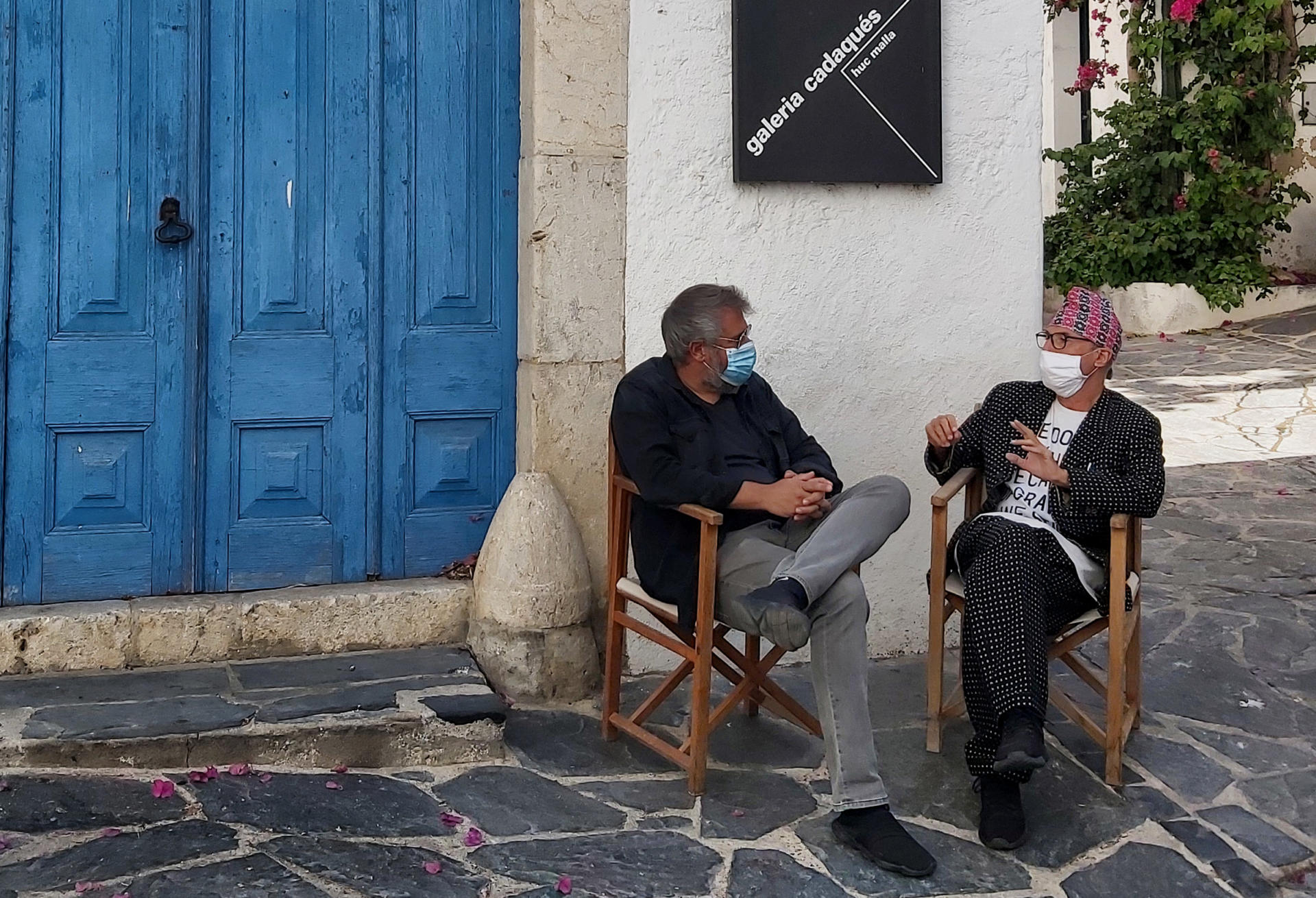 Huc Malla i Vicenç Altaió conversant amb màscara, a causa de la pandèmia, davant de la mítica galeria Cadaqués