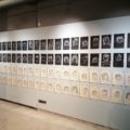 Vista de l'exposició amb els retrats de 60 artistes com a cecs, 2013 / 2014.