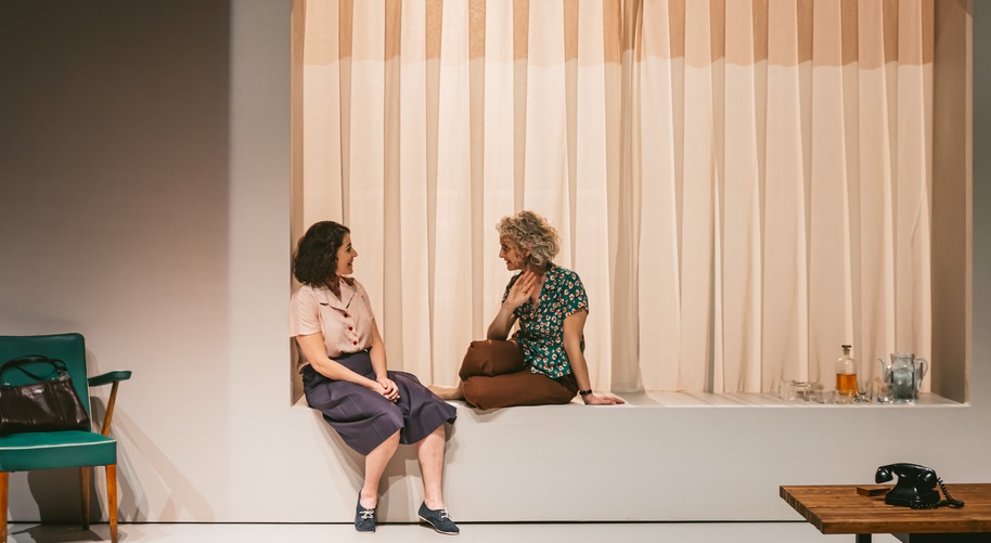 Nora Navas i Mia Esteve a 'El quadern daurat', de Doris Lessing, estrenada aquest 2020 al Lliure. Foto: Sílvia Poch