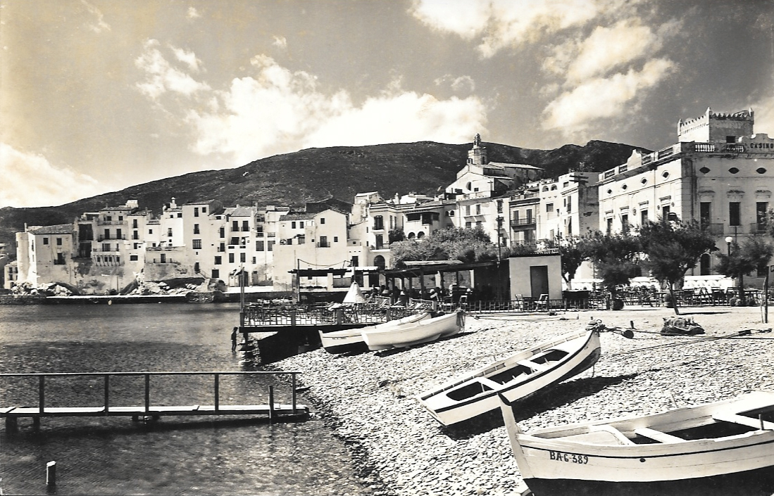 La Platja Gran de Cadaqués amb la boia que donà el nom al bar Boia, el 1946. Fotografia: J.Cebollero, Fisa postals.