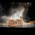 El Partenó ensorrat de la 'Trilogie des contes immoraux (pour l'Europe)', de Phia Ménard. Foto: Christophe Raynaud de Lage / Festival d'Avignon