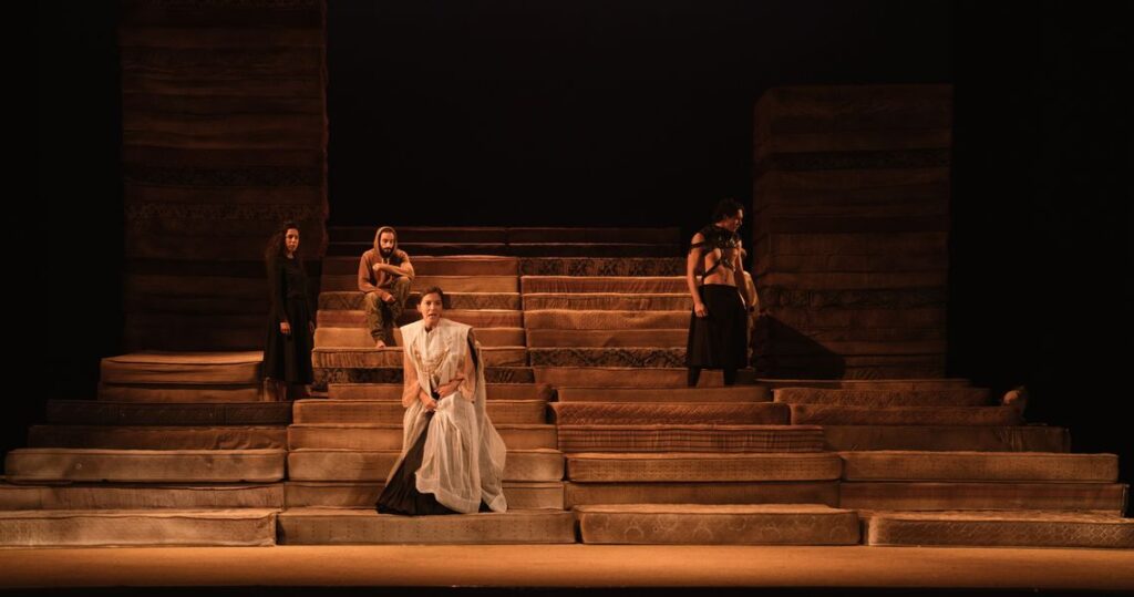 Núria Prims protagonitza la 'Clitemnestra' d'Agustí Villaronga que ha passat pel Romea, produïda pel Teatre Principal de Palma. Foto: Elena Rotger