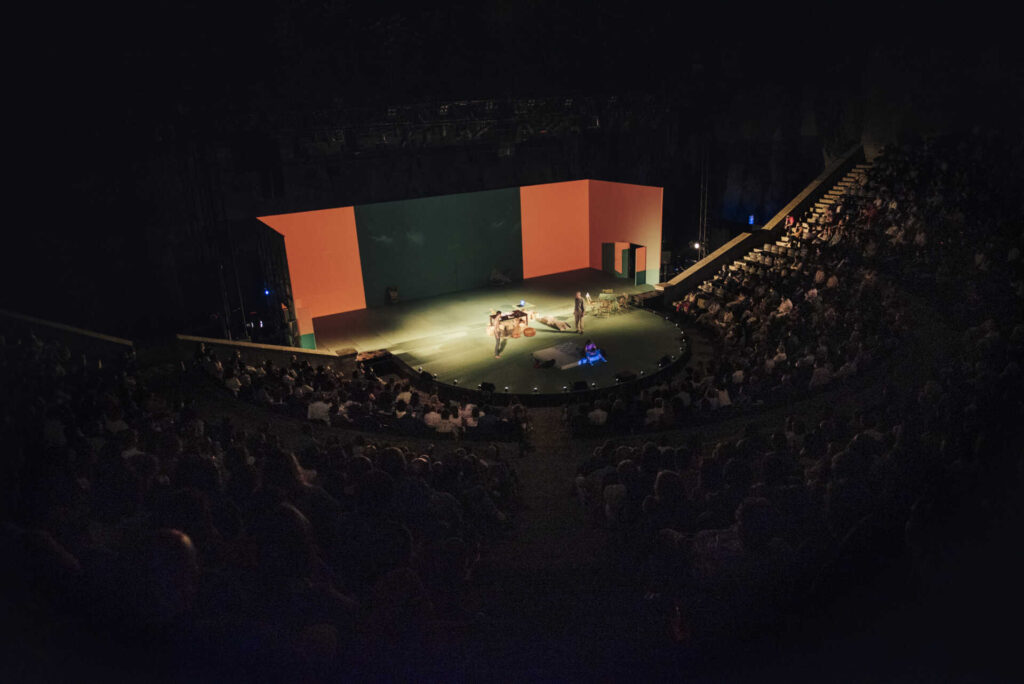 El Teatre Grec, al 70%, durant una funció de 'Carrer Robadors'. Foto: Alice Brazzit / Grec