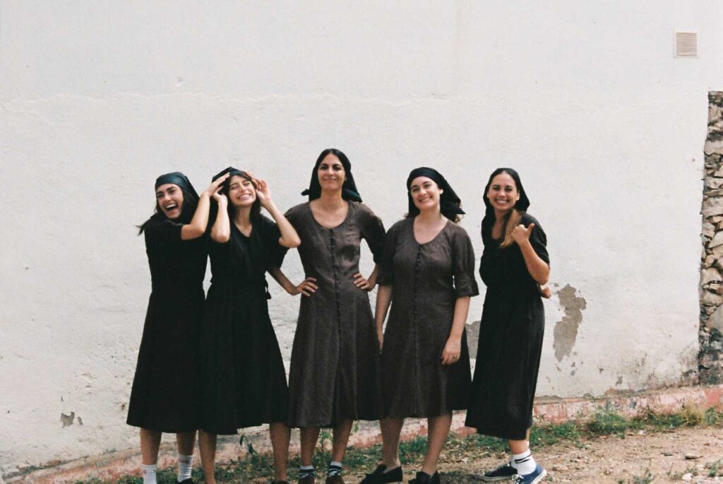 Les actrius de 'La casa sin Bernarda', una obra de Paula Errando a partir de Lorca. Foto: Kiku Piñol