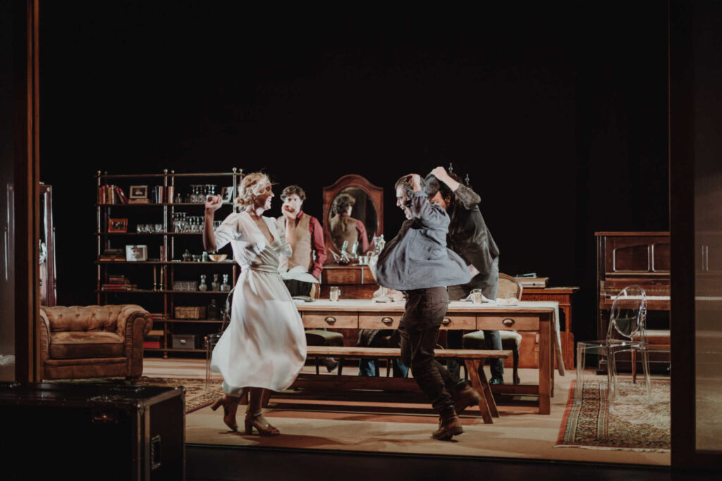 Raquel Ferri i Julio Manrique ballant a 'L'oncle Vània' d'Oskaras Korsunovas. Foto: Temporada Alta