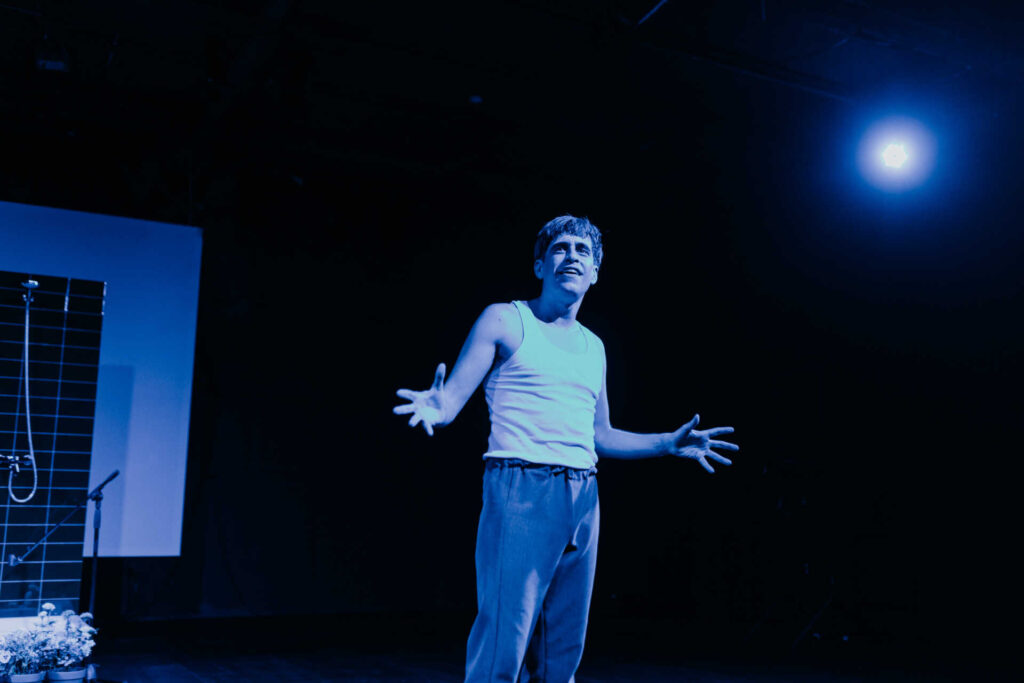 Pau Vinyals va estrenar 'El gegant del pi' com a peça de ràdio teatre al Lliure. Foto: Amici Miei