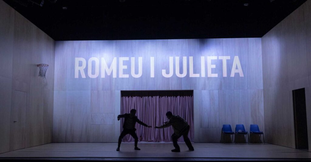 Els Capulet i els Montagú resolen els seus problemes a ganivetades. Foto: Lander Larrañaga