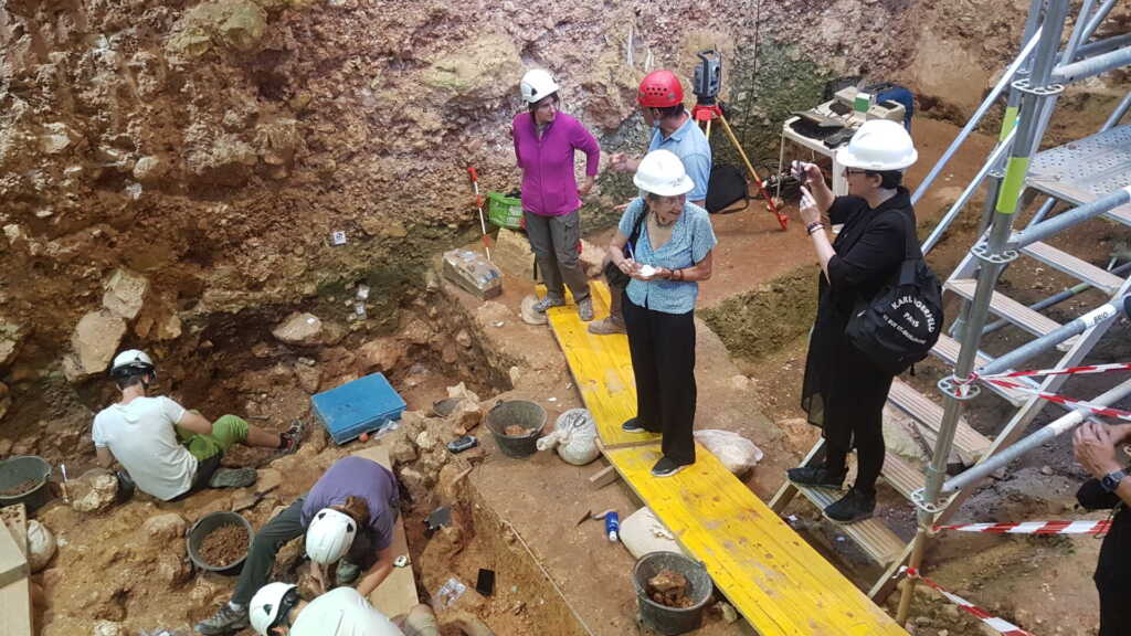 Vista de les excavacions a Atapuerca, a la Sima del Elefante. Es pot veure la Rosa Huguet, el Josep Maria Vergès i, al centre, Roberta Bosco, l'autora de l'article protagonista del podcast d'avui