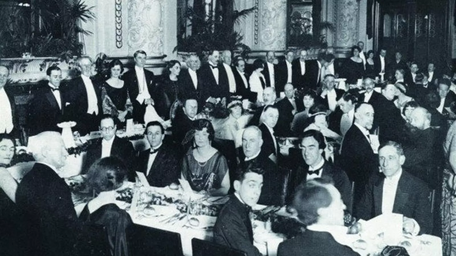 Maig del 1923, I Congrés Internacional del PEN a Londres, amb Pompeu Fabra, com a president, i Josep M. Millàs-Raurell, com a secretari general. Foto: PEN Català