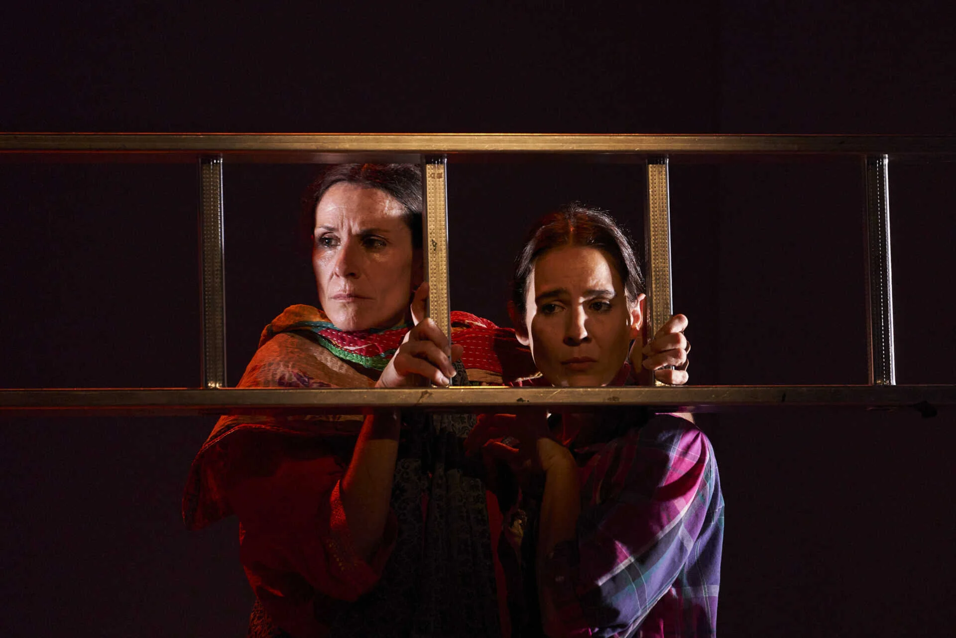 Marta Marco i Carlota Olcina protagonitzen, amb Cristina Genebat, 'La trena'. Foto: Kiku Piñol